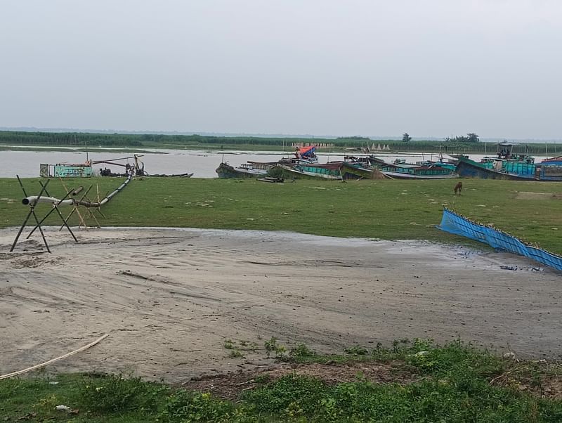 কৃষি জমির দুই পাশে বাঁশ ও জালের ঘের দিয়ে অবৈধভাবে তোলা বালু ফেলা হচ্ছে। সম্প্রতি পাংশা উপজেলার হাবাসপুর ইউনিয়নের চরপাড়া পদ্মা নদীর পাড়ে